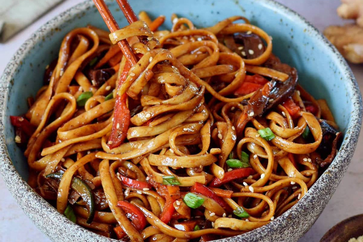 F11. Sautéed Noodles with Vegetable in a Bowl - La Table des Nations