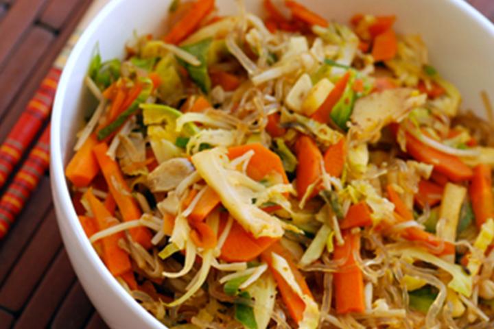F11. Sautéed Noodles with Vegetable in a Bowl - La Table des Nations