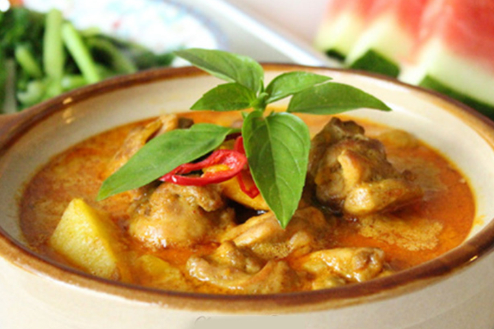 R43. Thai Style Beef Curry - La Table des Nations