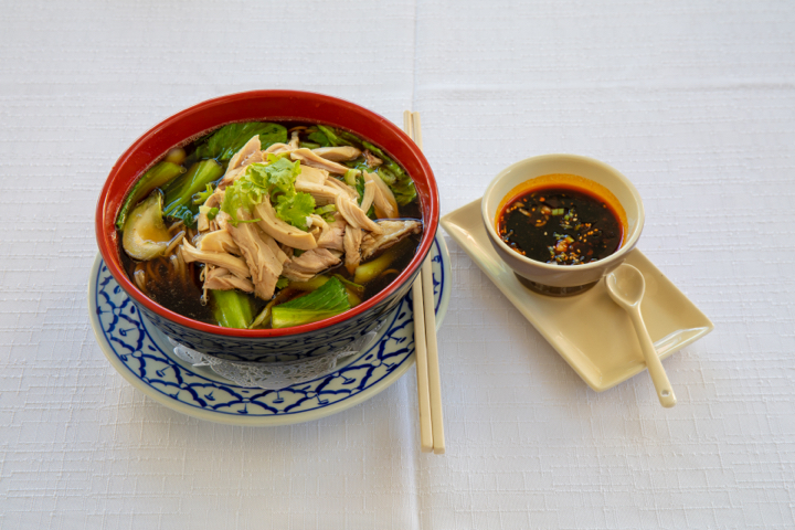 F12. Noodles soup with chicken - La Table des Nations