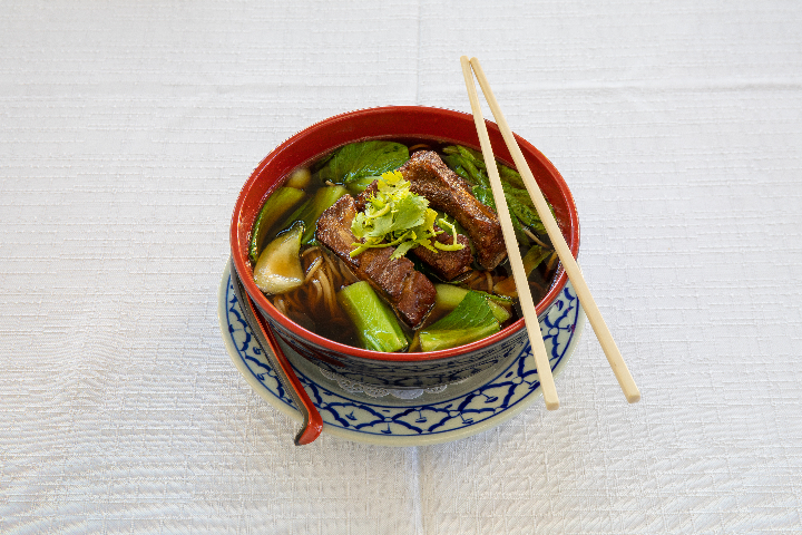 F13. Noodles soup with pork chops - La Table des Nations