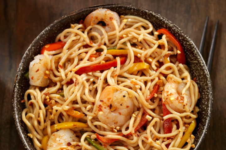 F6. Nouilles sautées aux crevettes - La Table des Nations