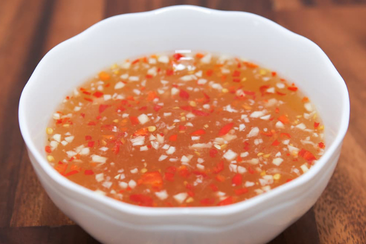 Sauce vinaigrette à l'ail et au piment - La Table des Nations