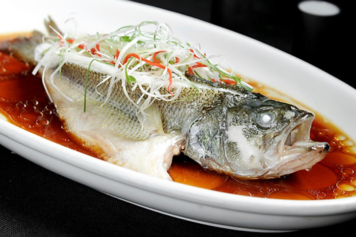 C6. Loup de mer cuit à la vapeur ( 600g / 800g ) - La Table des Nations