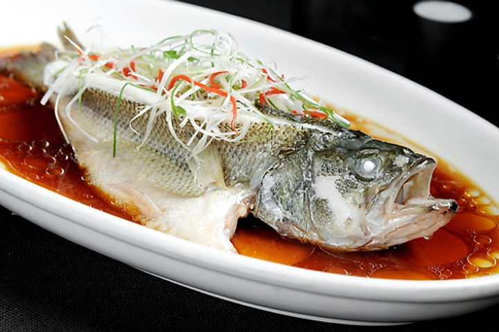 C6. Loup de mer cuit à la vapeur ( 300g / 400g ) - La Table des Nations