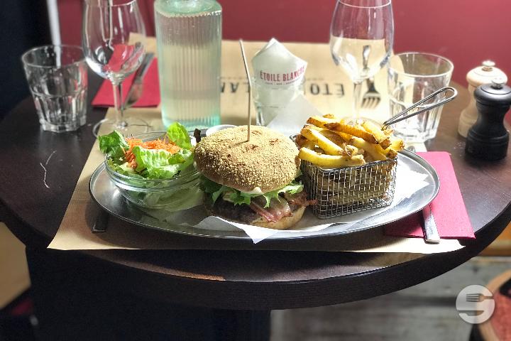 The Classic Star Burger, Corn bread - Étoile Blanche