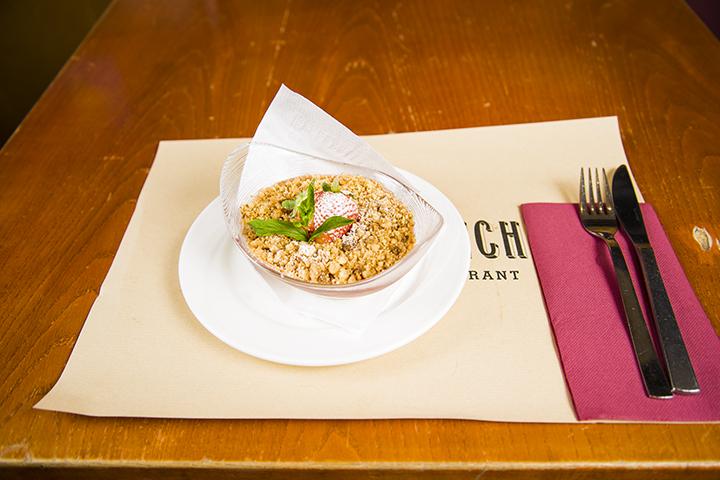 Strawberry and rhubarbe crumble and grated cheese cream - Etoile Blanche