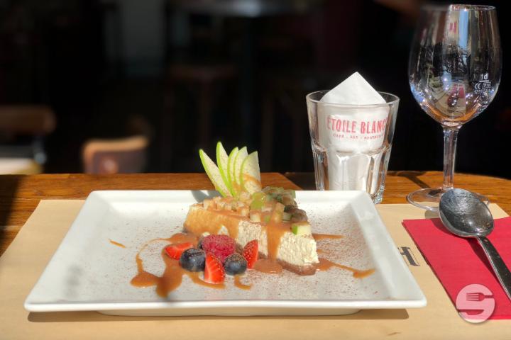 Cheesecake with season fruits by John - Etoile Blanche