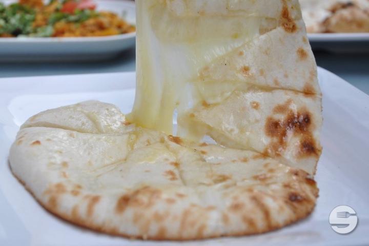 Naan au Fromage - Royal India