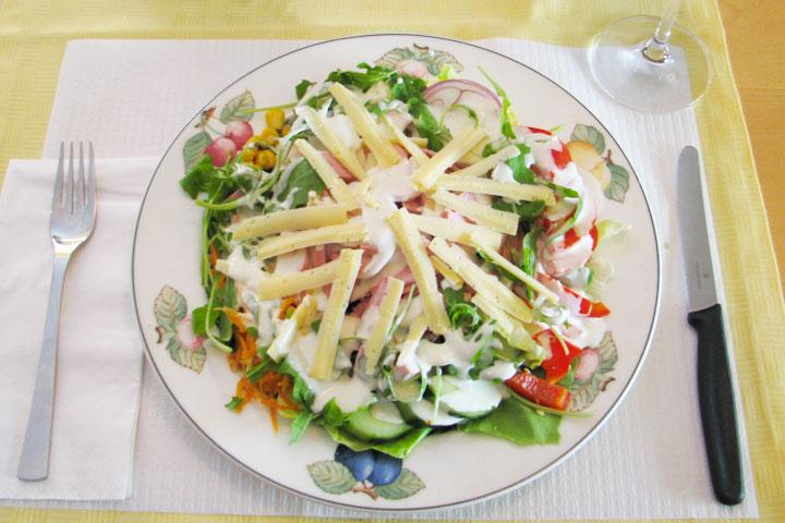 Wurstsalat garniert (gross - Die Tomate Steakhouse *