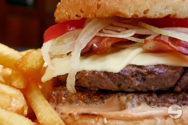 Bacon Cheese Burger - Demi Lune Café
