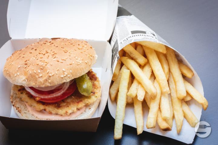 VeggieBurger - Demi Lune Café