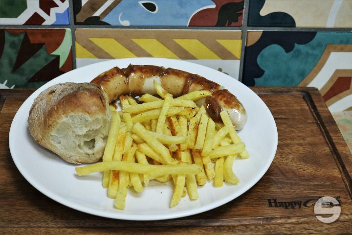 Bratwurst mit Zwiebelsauce und Pommmes - Happy Chef