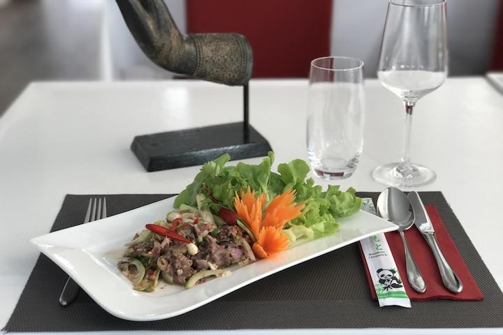 Salade de Boeuf Grillé Sauce Epicée aux Herbes - Kruathai