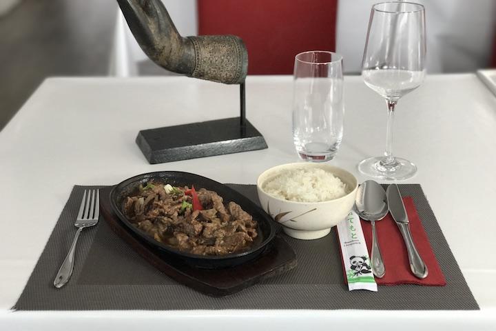 Boeuf au Poivre Noir Piquant sur Ardoise - Kruathai
