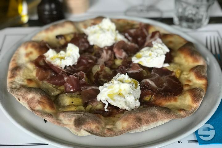 Focaccia with parmesan cheese, artichoks and stracciatella - Caffè Bellini - Lunch *