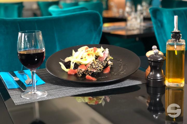 Tagliata de thon en croûte de sésame - Caffè Bellini