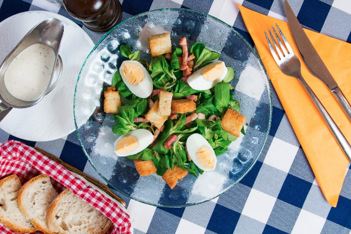 Nüsslisalat mit Ei, Speck und Croutons - Schnitzelhuus