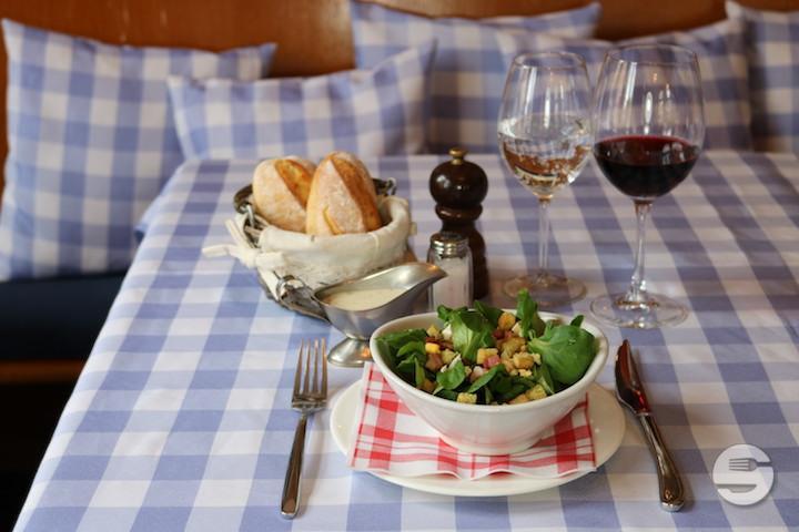 112. Nüsslisalat mit Ei, Speck und Croutons - Schnitzelhuus