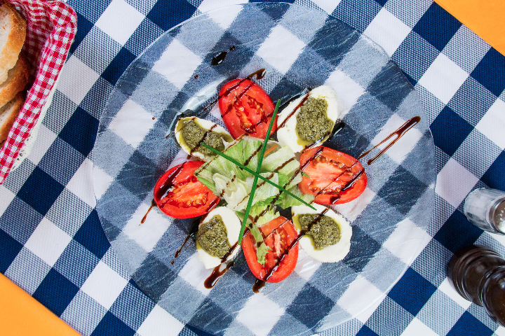 Tomaten mit Mozzarella a la Caprese - Schnitzelhuus