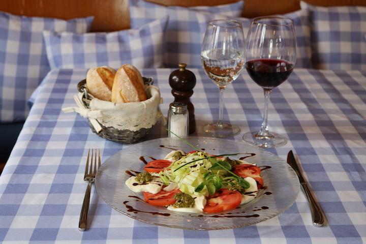 113. Tomaten mit Mozzarella a la Caprese - Schnitzelhuus
