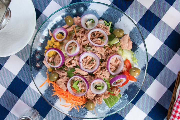 Thunfishsalat mit Ei, Oliven und Zwiebelringen - Schnitzelhuus