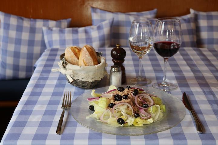 114. Thunfishsalat mit Ei, Oliven und Zwiebelringen - Schnitzelhuus