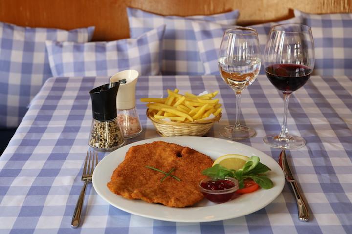 120. Schweinsschnitzel Wiener Art - Schnitzelhuus