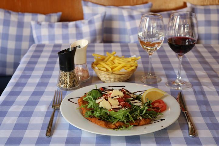 123. Schweinsschnitzel Rucola - Schnitzelhuus