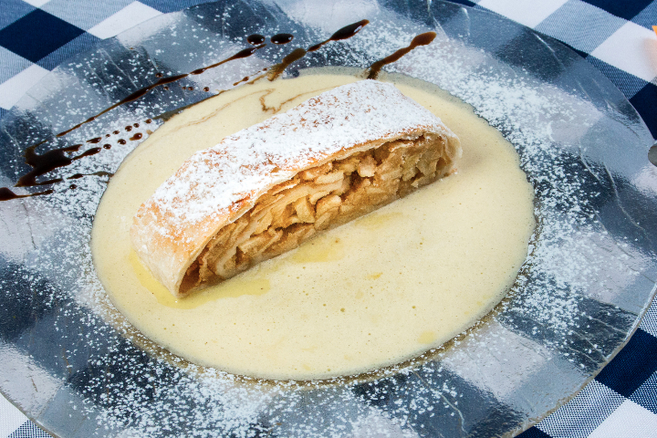 Warmer Apfelstrudel mit Vanillesauce - Schnitzelhuus