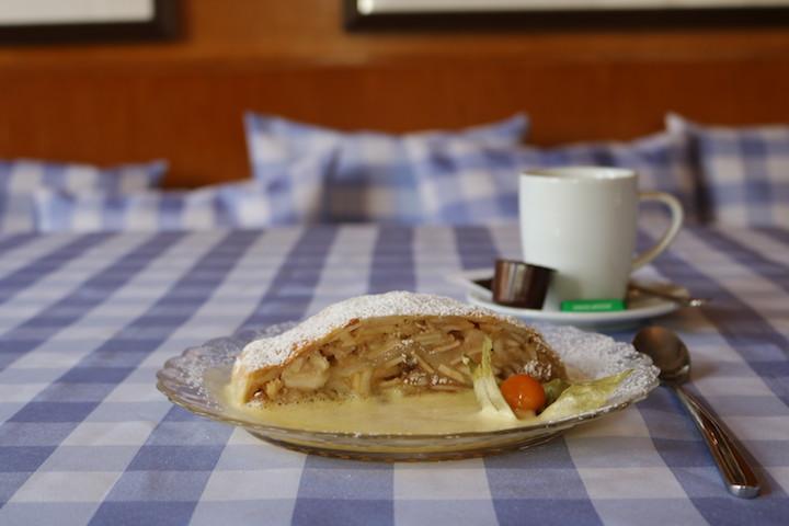 202. Warmer Apfelstrudel mit Vanillesauce - Schnitzelhuus