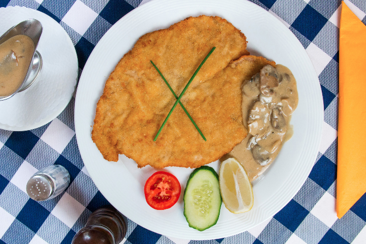 Kalbsschnitzel Jäger Art - Schnitzelhuus