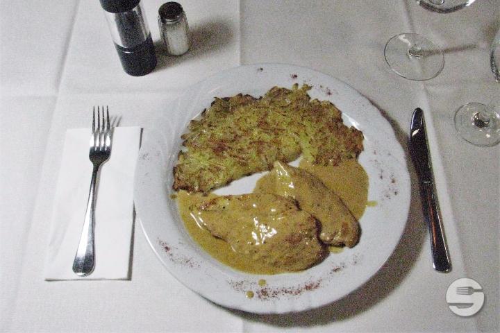 Kalbsschnitzel an Rahmsauce Gorgonzola - Farbhof Restaurant
