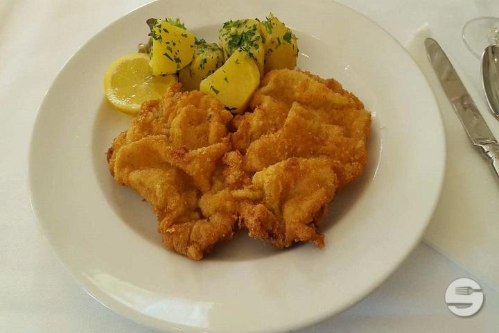 Wienerschnitzel paniert (Kalbfleisch) - Farbhof Restaurant