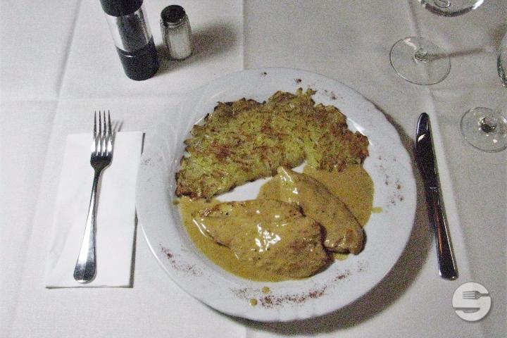Kalbsschnitzel an Champignonrahmsauce - Farbhof Restaurant