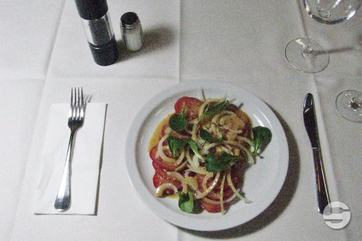 Tomaten Zwiebeln Salat - Farbhof Restaurant