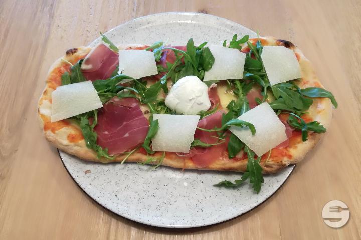Pizza Rucola Schinken Parmesan - Pane e Olio *