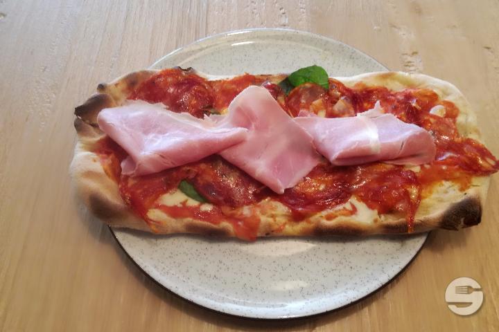 Pizza Salami und Schinken - Pane e Olio *
