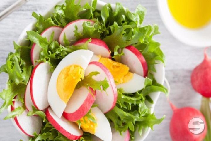 Grosser garnierter Salat-Teller - Nachtigall
