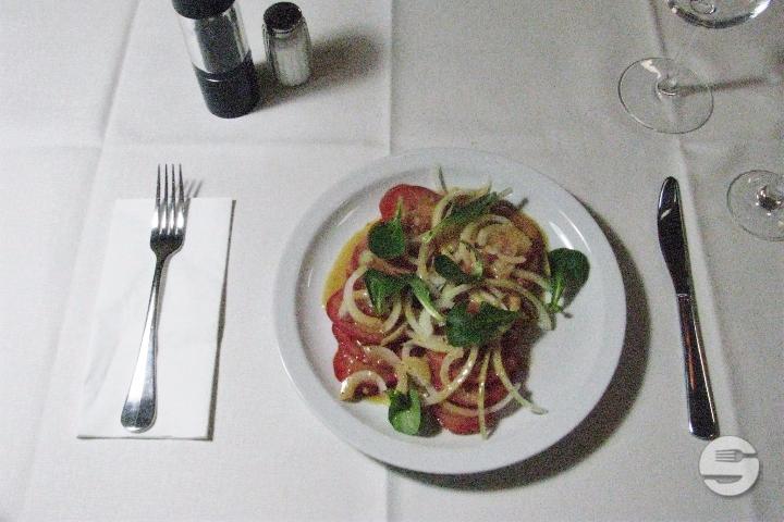 Tomaten Zwiebeln Salat - Los Jalapeños *
