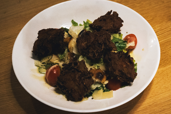 Caesar salad with pakoras - Burgermeister