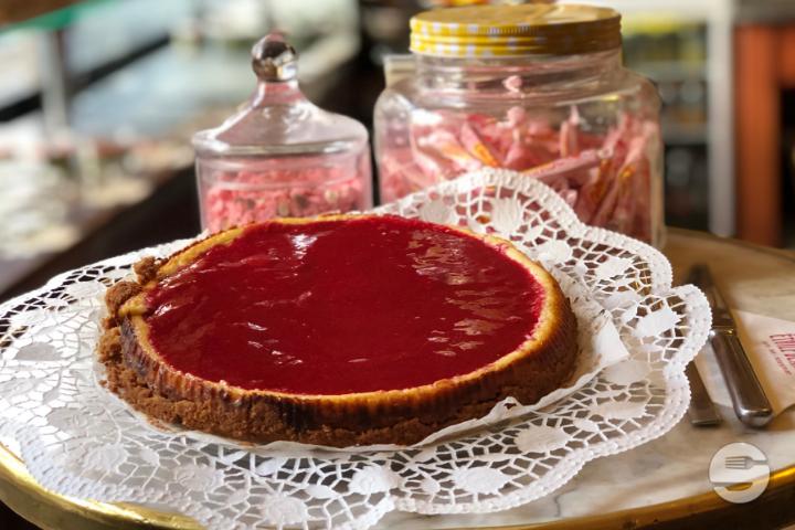 Cheesecake with raspberry sauce - Confiserie de l'Etoile Blanche