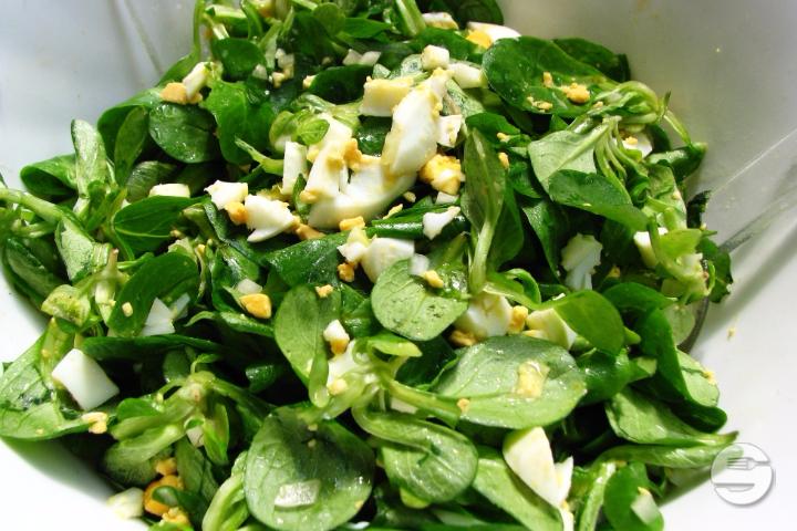 Nüsslisalat mit Ei - Varasithy Mahall