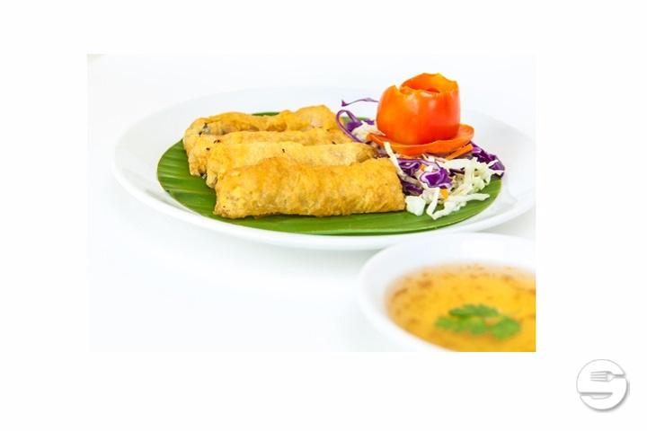 1. Frühlingsrollen serviert mit Süss-Sauer Pflaumensauce (Vegie) - Moreeda *