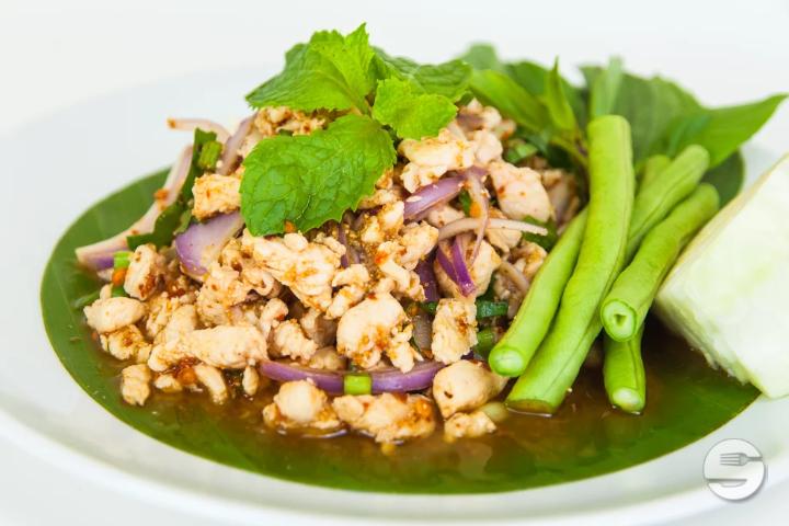 11. Raffiniert gewürzter Pouletfleisch-Salat nach Isaan Art - Moreeda *