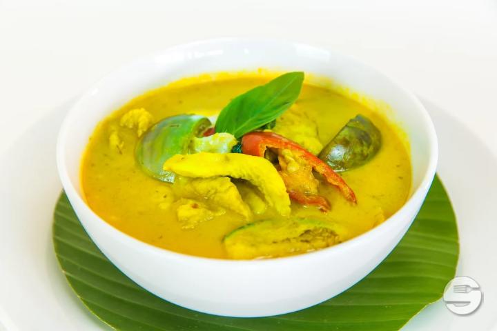 14. Grünes Thai-Kokoscurry mit Rindfleisch - Moreeda *