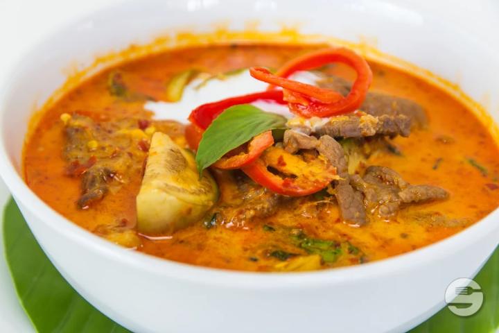 17. Rotes Thai-Kokoscurry mit Rindfleisch - Moreeda *