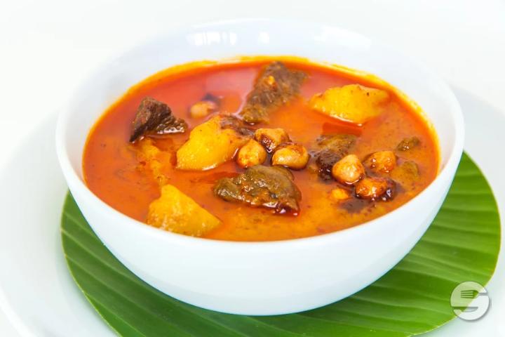 22. Mildes Südthailändisches Erdnuss-Curry mit Rindfleisch - Moreeda *