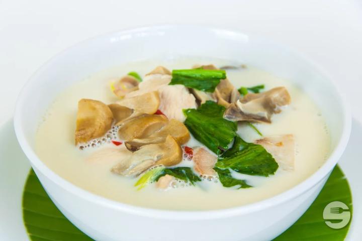 28. Milde Kokosnussmilchsuppe mit Pouletfleisch - Moreeda *