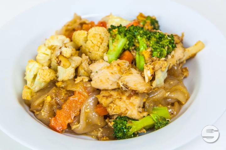 49. Gebratene Reisnudeln mit Thailändischem Broccoli und Poulet - Moreeda *
